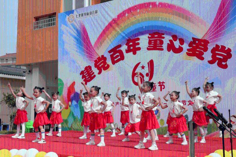 (法治)法 • 视界 | 500斤重黄牛被困!消防员“拔河”救牛